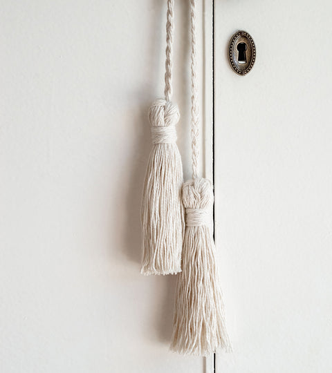 How to make a tassel out of yarn —