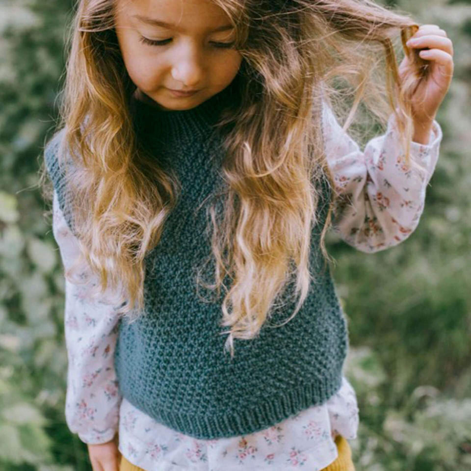 Juniper Slipover by Jojo Tricot - Knitting pattern for children - The Woodland Collection - made with Alpakka Ull Sandnes Garn